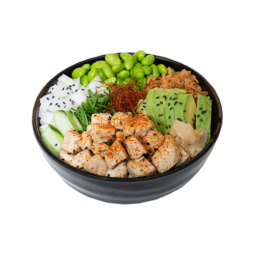 Poké de arroz de sushi, pechuga de pollo, cebolla dulce, cebollino, verde, edamame, pepino, aguacate, cebolla frita, flakes, 7 especias japonesas, semillas de sésamo, jengibre, salsa de soja, wasabimayo o sriracha, salsa shiso.