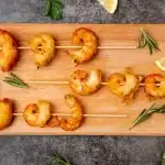 brochetas de langostinos